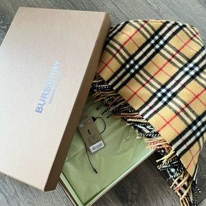 Brand new Burberry scarf. Bought from Holt Renfrew and authentic.